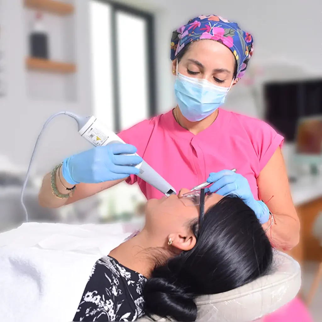 Especialista de Plus Dental Care realizando un tratamiento