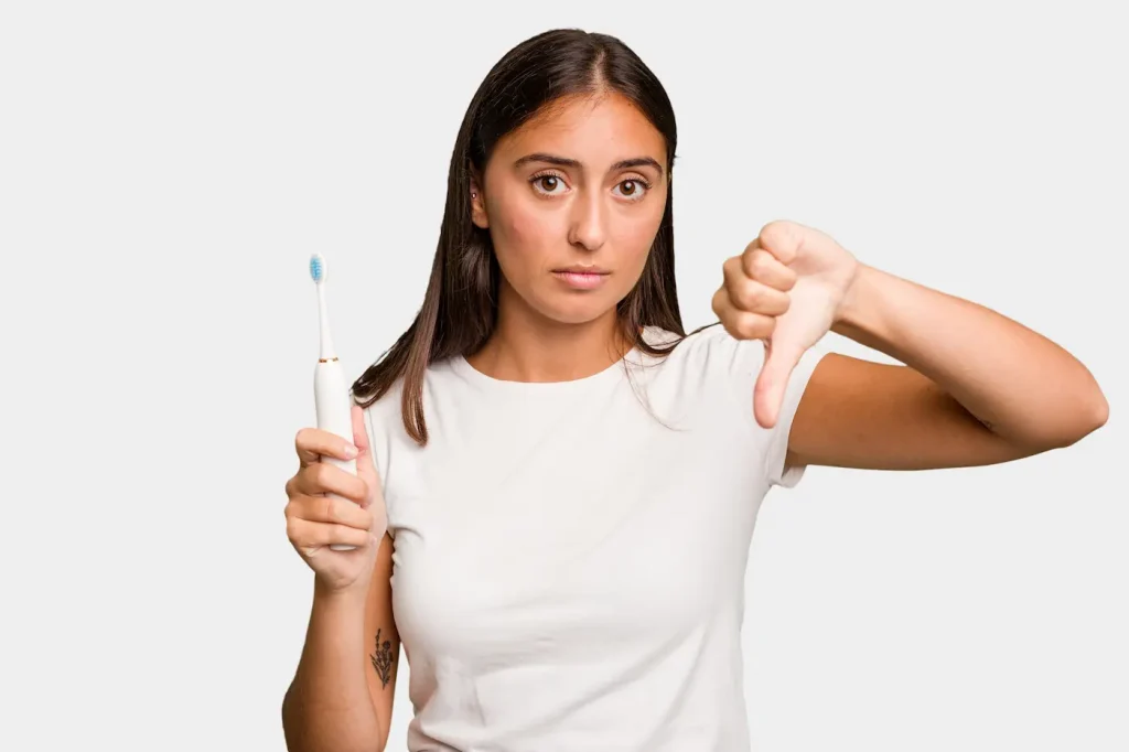 mujer que no usa cepillo dental