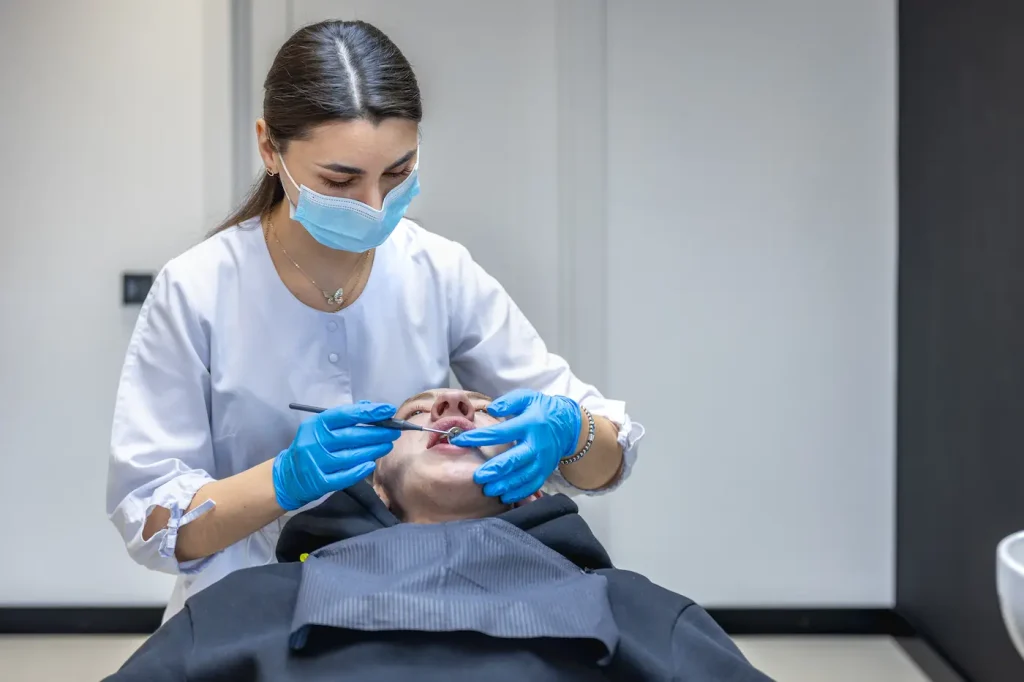 persona en consulta con una odontóloga