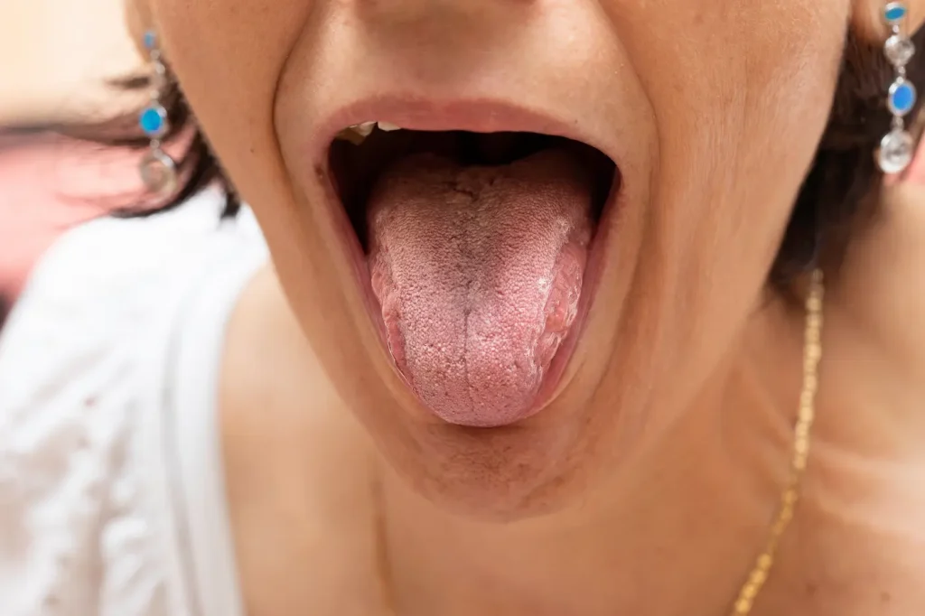 persona enseñando la lengua