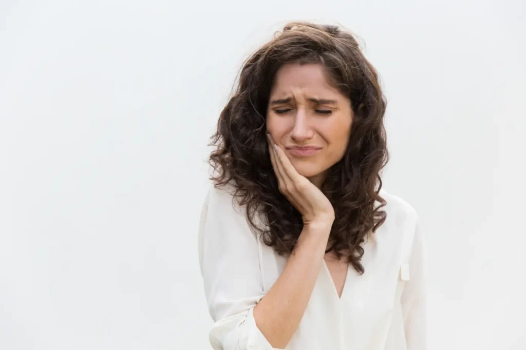 mujer con dolor de dientes