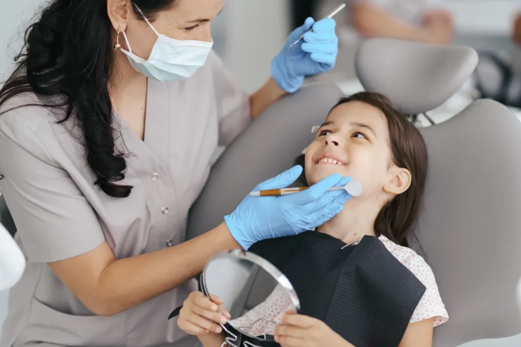 niño en consulta dental
